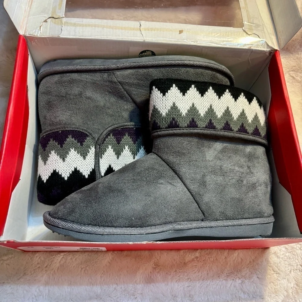 NEW Cozy Slippers Size 9 Black and Gray with Plush Lining American Rag NIB - Picture 3 of 12